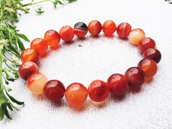 Vòng đá phong thủy sản phẩm trừ tà được săn lùng trong tháng cô hồn