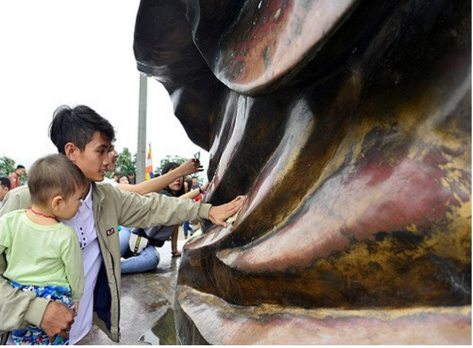 Đi lễ chùa xoa tiền lên tượng Phật để cầu may có nên không?