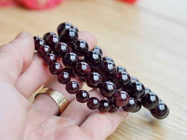 Truyền thuyết về đá Ngọc Hồng Lựu (Granat)