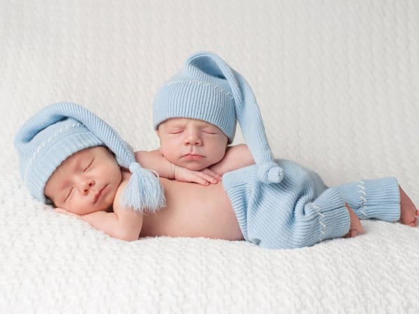 Đặt tên con sinh đôi 2 bé trai 