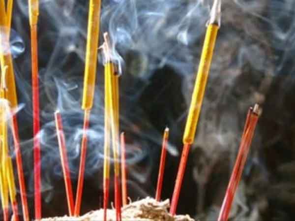 Thông thường 3 cây nhang thường cháy không đều nhau