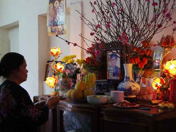 Không nên thắp hương sau 9 giờ tối 