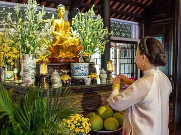 Dọn dẹp bàn thờ sạch sẽ trước khi thắp hương