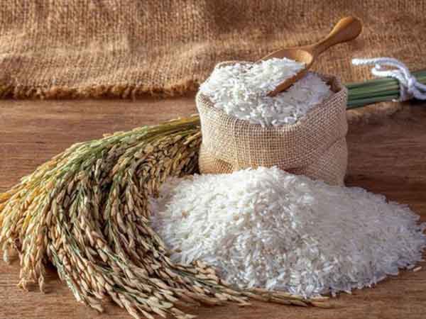 Mang gạo và nước vào nhà mới trước giúp gia chủ có được cuộc sống đủ đầy hơn