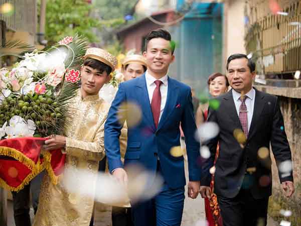 Rải tiền trong đám cưới thường được cha mẹ cô dâu, chú rể thực hiện