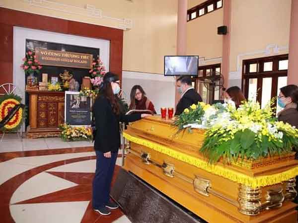 Đèn dưới quan tài dùng để soi sáng cho linh hồn