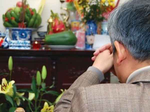 Thắp hương là một nghi thức thiêng liêng trong đời sống tâm linh của người Việt