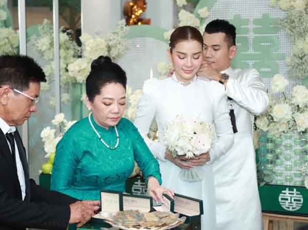 Khi con dâu về nhà chồng lần đầu tiên, mẹ chồng sẽ tiếp đón nồng hậu