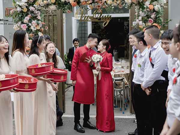 Ngày nay phong tục rải tiền có thể không còn xuất hiện thường xuyên ở thành thị
