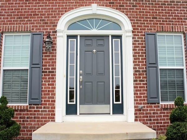 Cửa chính đối diện với cổng nhà hàng xóm